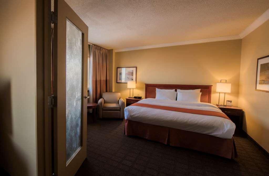 The Explorer Hotel Yellowknife Kamer foto